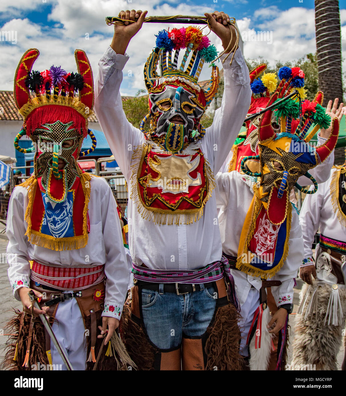 Cuenca, Ecuador Dec 24, 2017 - Los jóvenes vestidos de Diablo máscaras para  el Pase Anual de Nino desfile de Navidad Fotografía de stock - Alamy