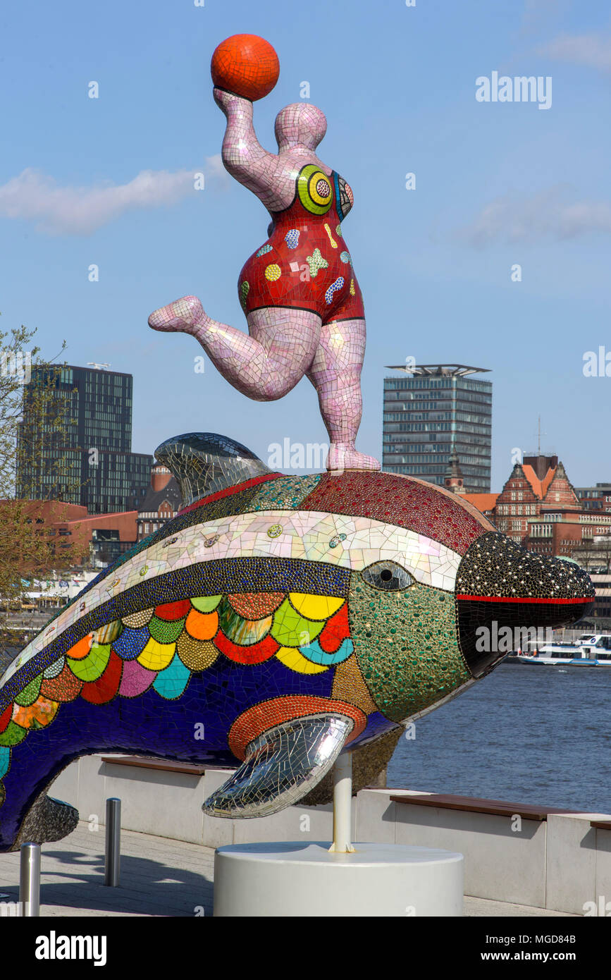 Escultura Nana y delfín de Niki de Saint Phalle en Teatro am Hafen,  Hamburgo, Alemania, Europa Fotografía de stock - Alamy