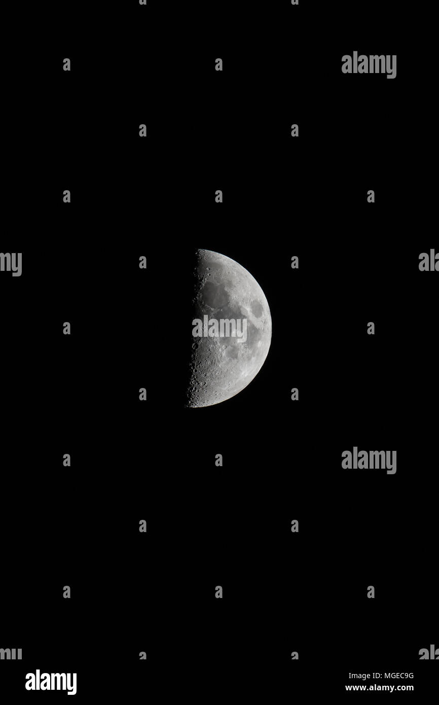 Encerar Moon,retrato imagen orientada con toldo aislado sobre fondo negro con texto o copiar el espacio. Foto de stock