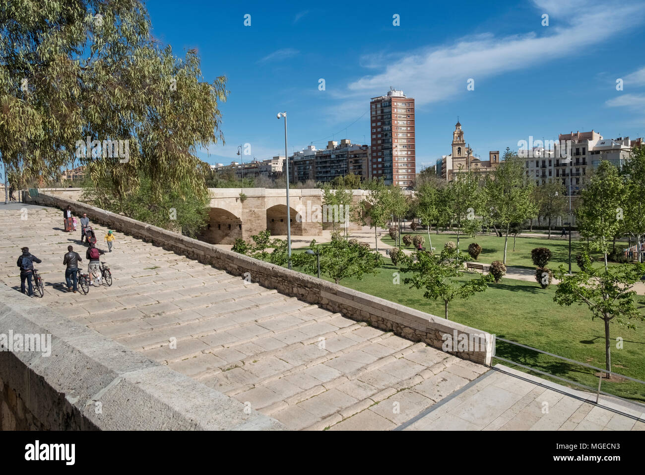 Jardines del Turia (Jardines del Turia), un antiguo cauce 9km corriendo por el centro de la ciudad convertido en un jardín público, Valencia, España Foto de stock