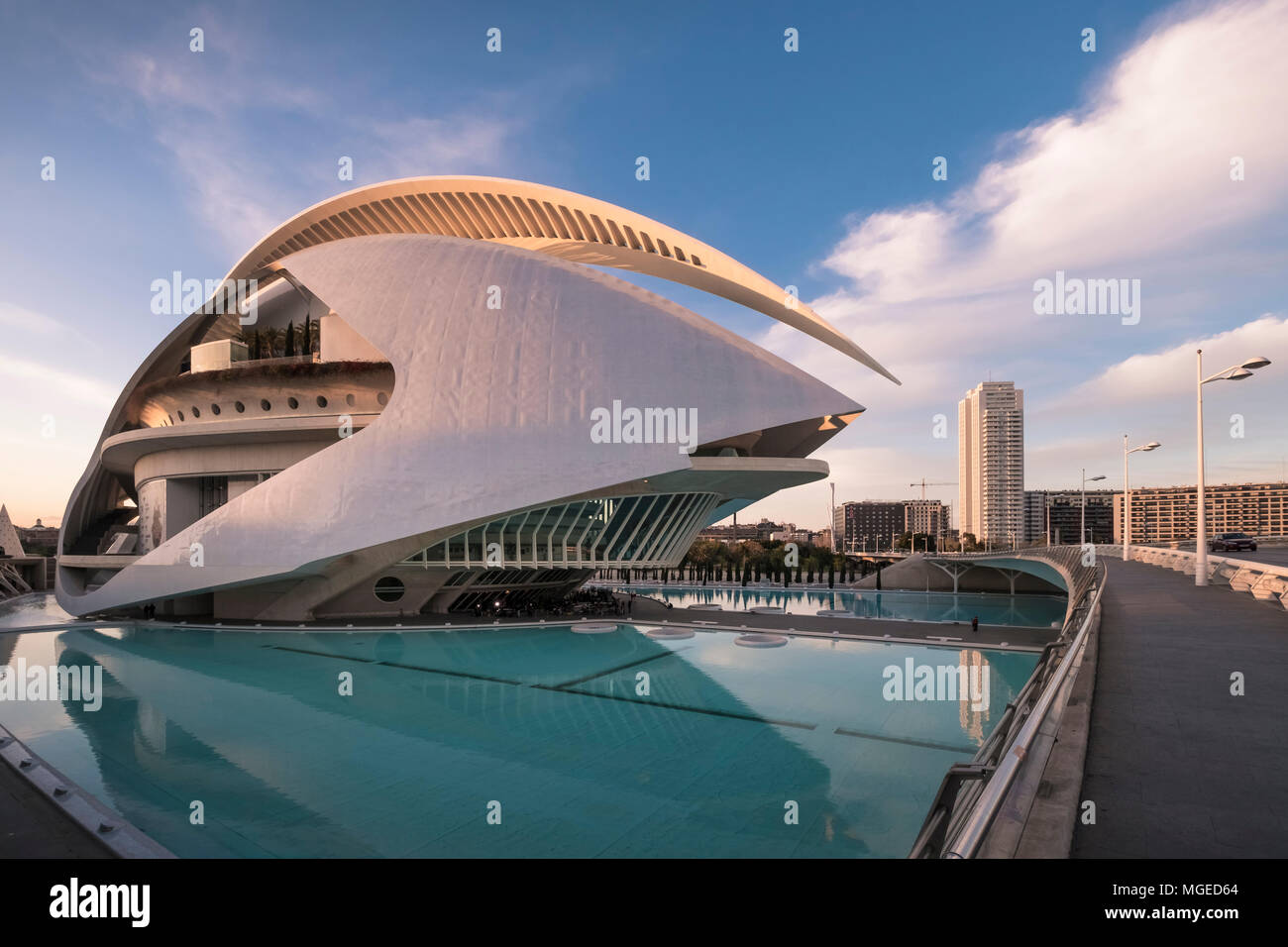 La arquitectura moderna del Palau de les Arts Reina Sofía, parte de la Ciudad de las Artes y las Ciencias, en el sur de Valencia, España. Foto de stock
