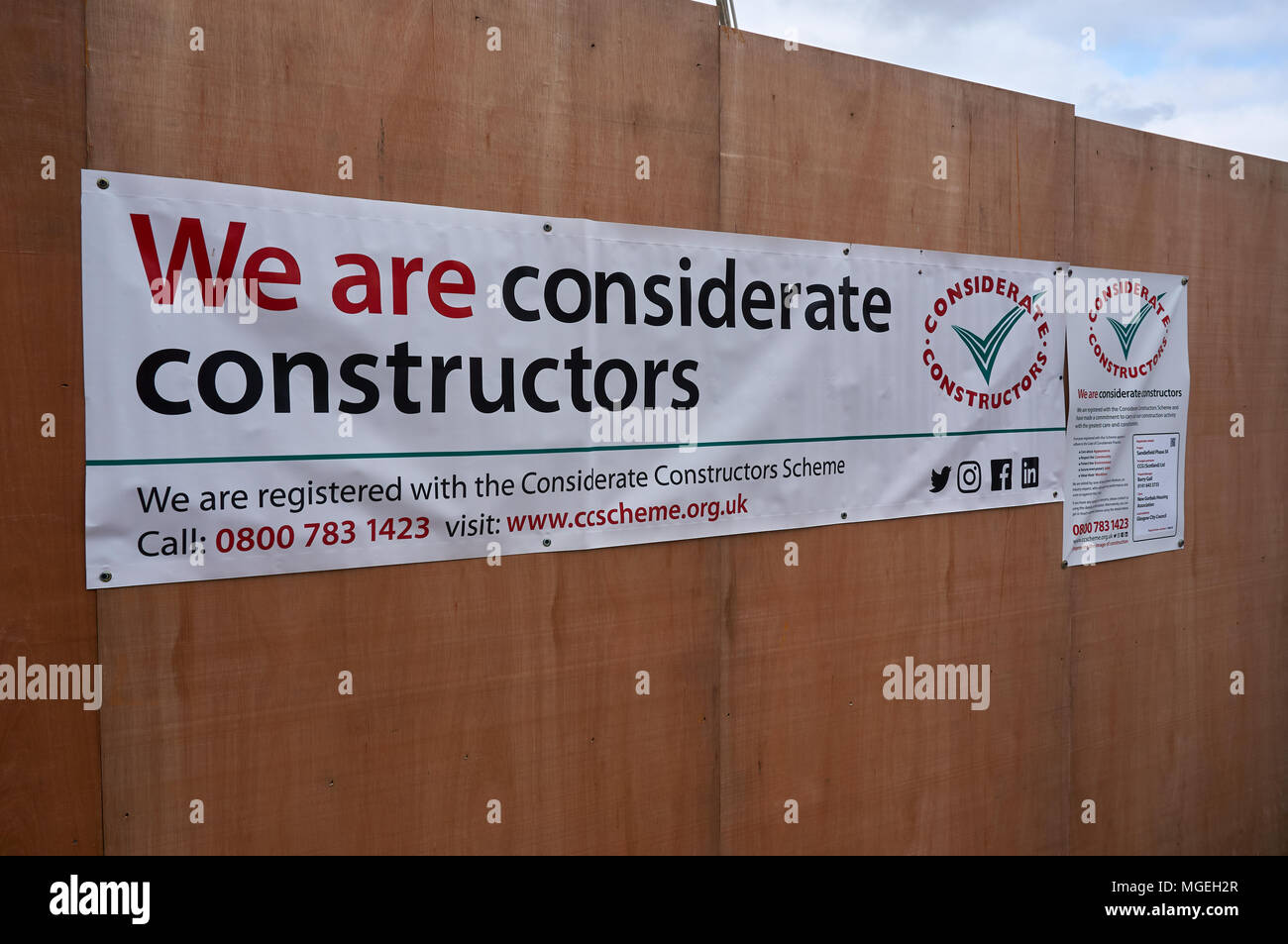 Una pancarta en la valla de un sitio en construcción información del registro con el esquema de constructores considerada por el contratista principal. Foto de stock