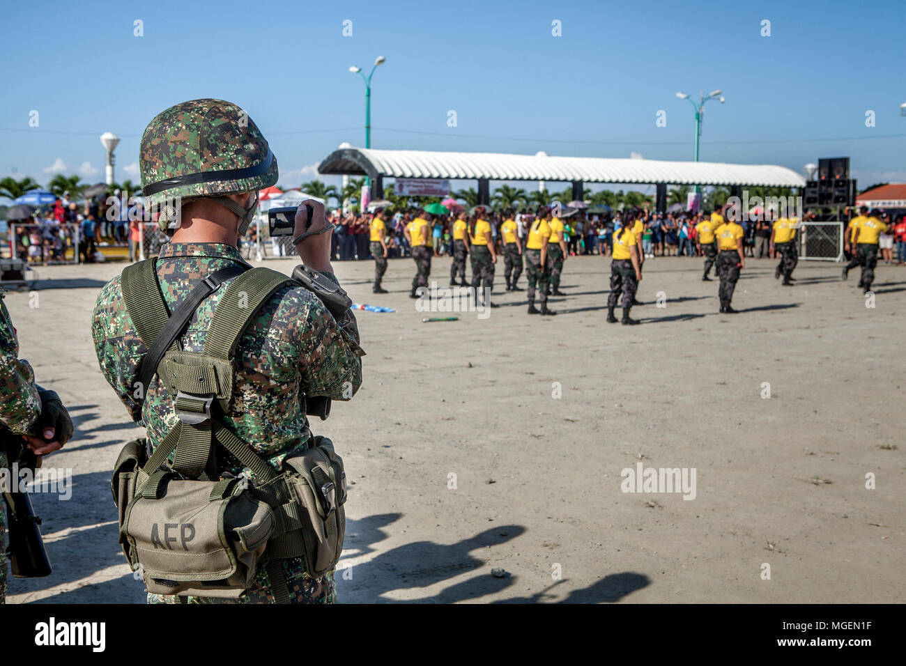 Un miembro de las Fuerzas Armadas de Filipinas, AFP, toma de fotografías en el concurso de baile anual en Puerto Princesa, Palawan, Filipinas. Foto de stock