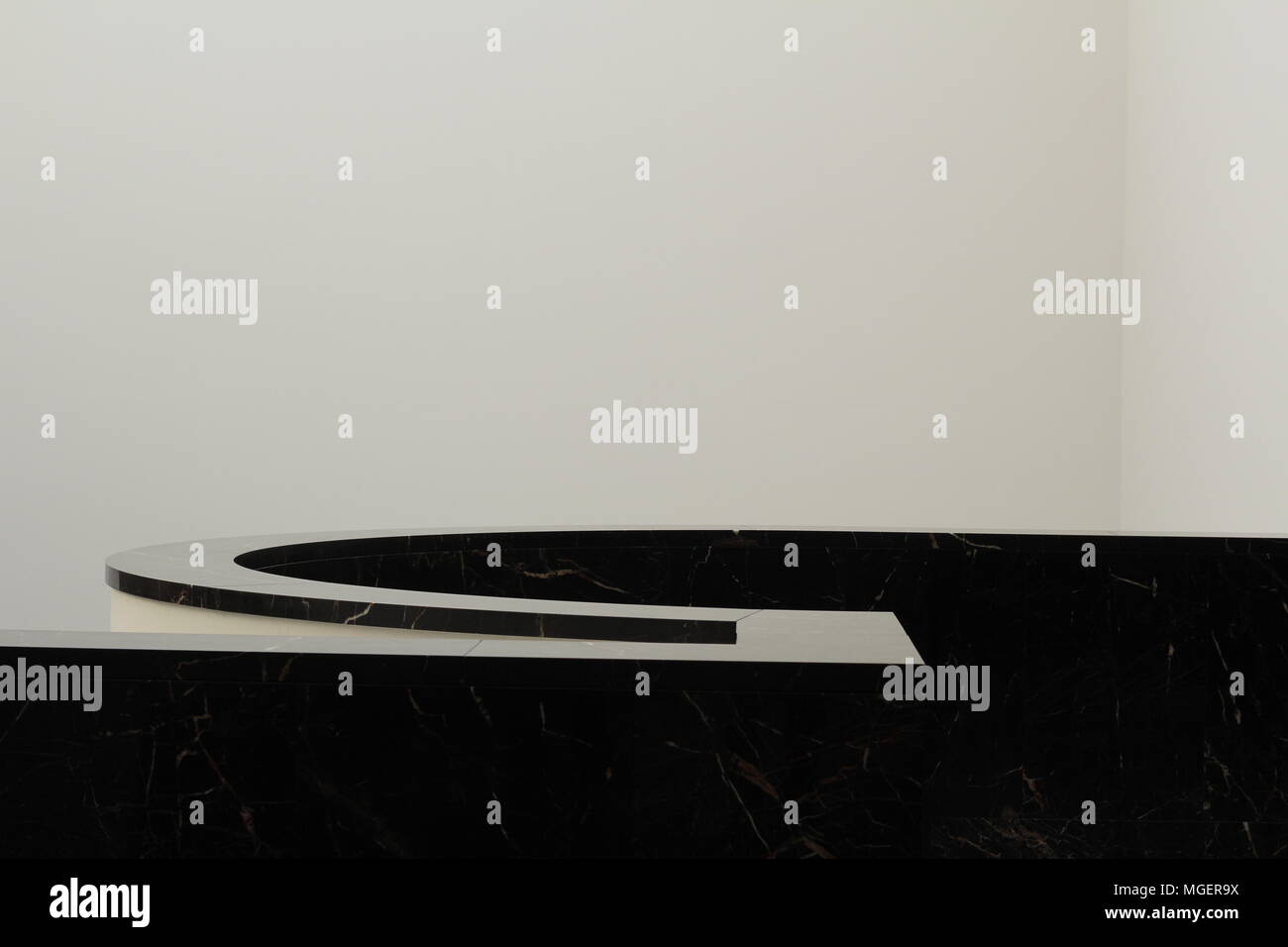 Geometría de instrumentos arquitectónicos en blanco y negro, negro pasamanos que crea un fuerte contraste con la pared blanca del fondo Foto de stock