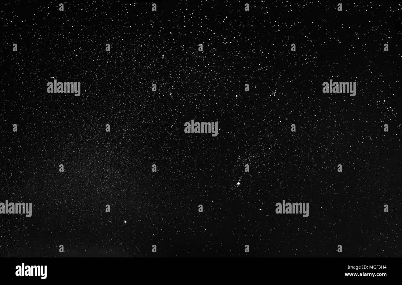 La noche el cielo estrellado de fondo. Vista de Noche de Estrellas brillantes naturales. Foto de stock