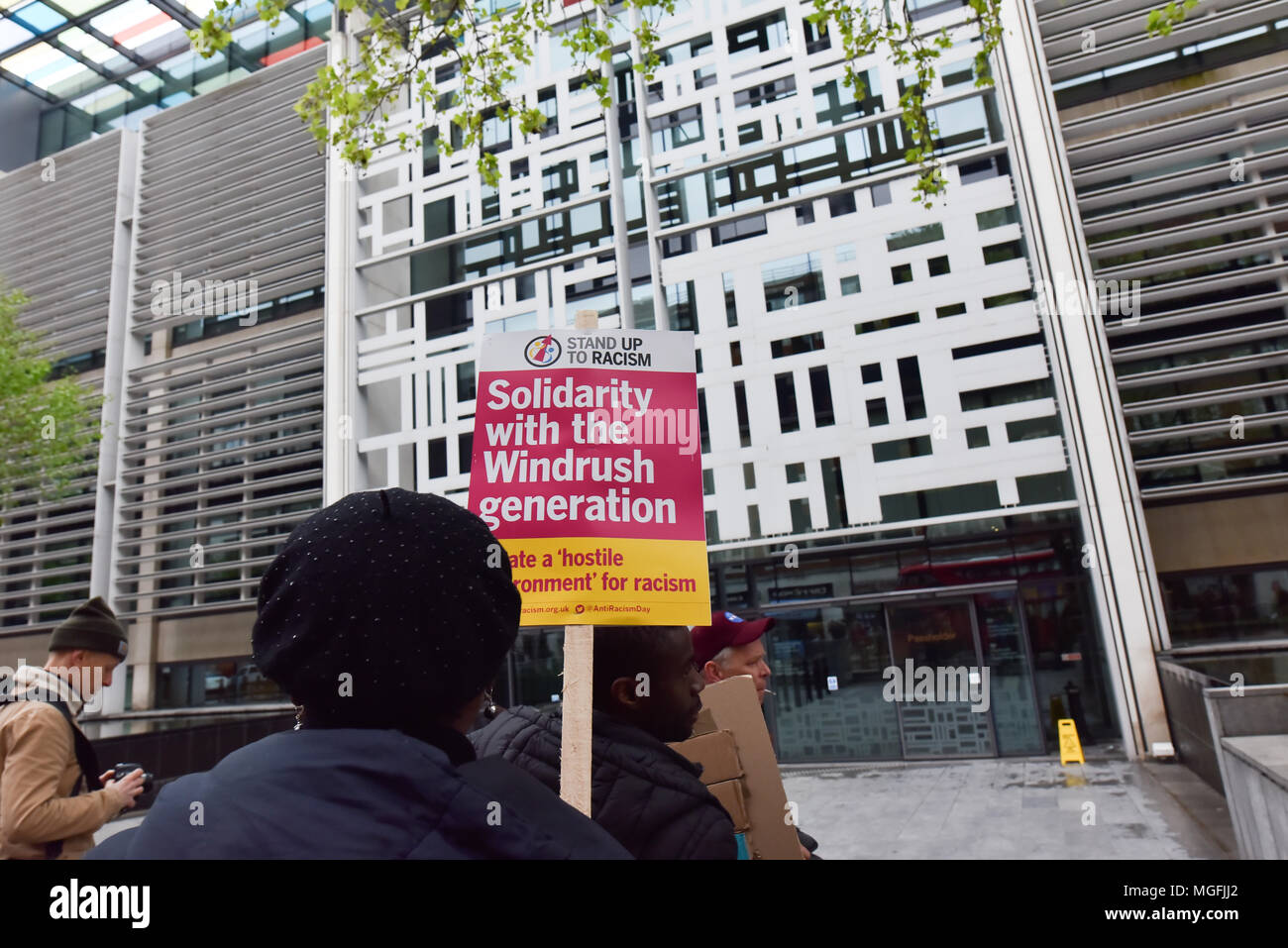 Londres, Reino Unido. 28 de abril de 2018. Gente marchando en solidaridad para la generación Windrush desde la Plaza del Parlamento para la oficina en casa. Crédito: Matthew Chattle/Alamy Live News Foto de stock