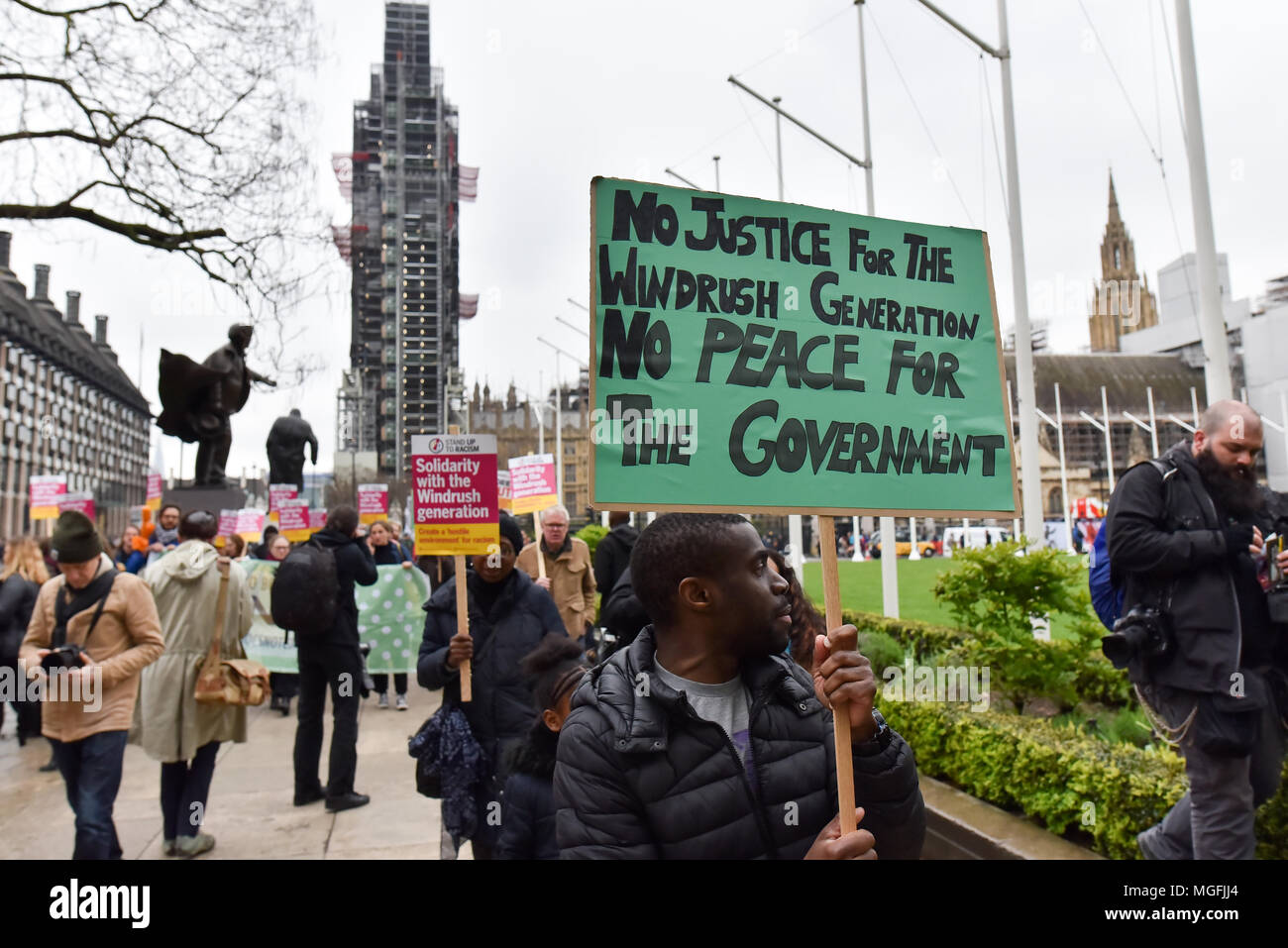 Londres, Reino Unido. 28 de abril de 2018. Gente marchando en solidaridad para la generación Windrush desde la Plaza del Parlamento para la oficina en casa. Crédito: Matthew Chattle/Alamy Live News Foto de stock