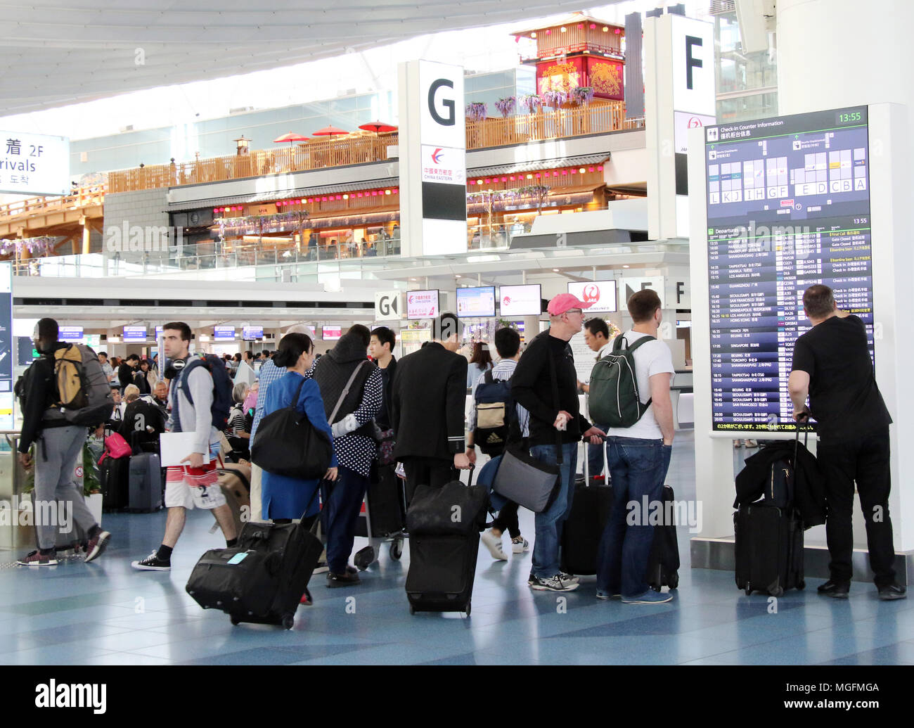 Tokio, Japón. 28 abr, 2018. Terminal Internacional de Tokio del aeropuerto Haneda está abarrotado de turistas el sábado, 28 de abril de 2018. Las principales estaciones de ferrocarril, aeropuertos y carreteras estaban repletos de turistas como una larga semana de vacaciones la Semana Dorada comenzó en Japón. Crédito: Yoshio Tsunoda/AFLO/Alamy Live News Foto de stock