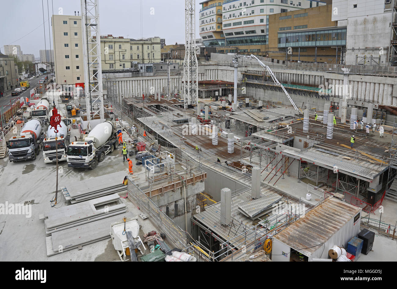 La construcción de la nueva extensión de Brighton's Royal Sussex Hospital. Muestra la excavación y verter hormigón en progreso. Foto de stock