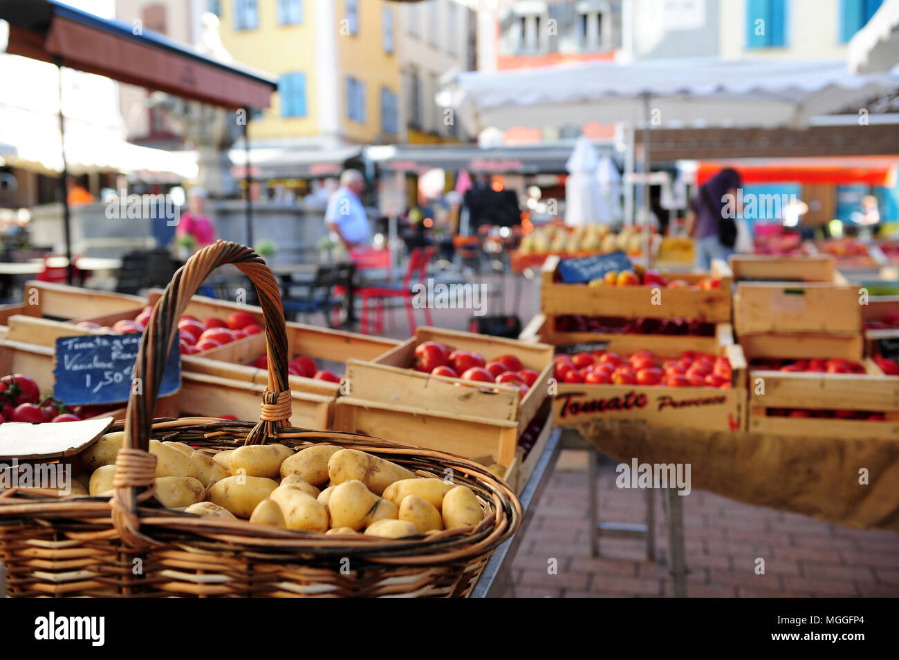 El mercado de frutas y verduras en la ciudad de Le-Puy-en-Velay Foto de stock