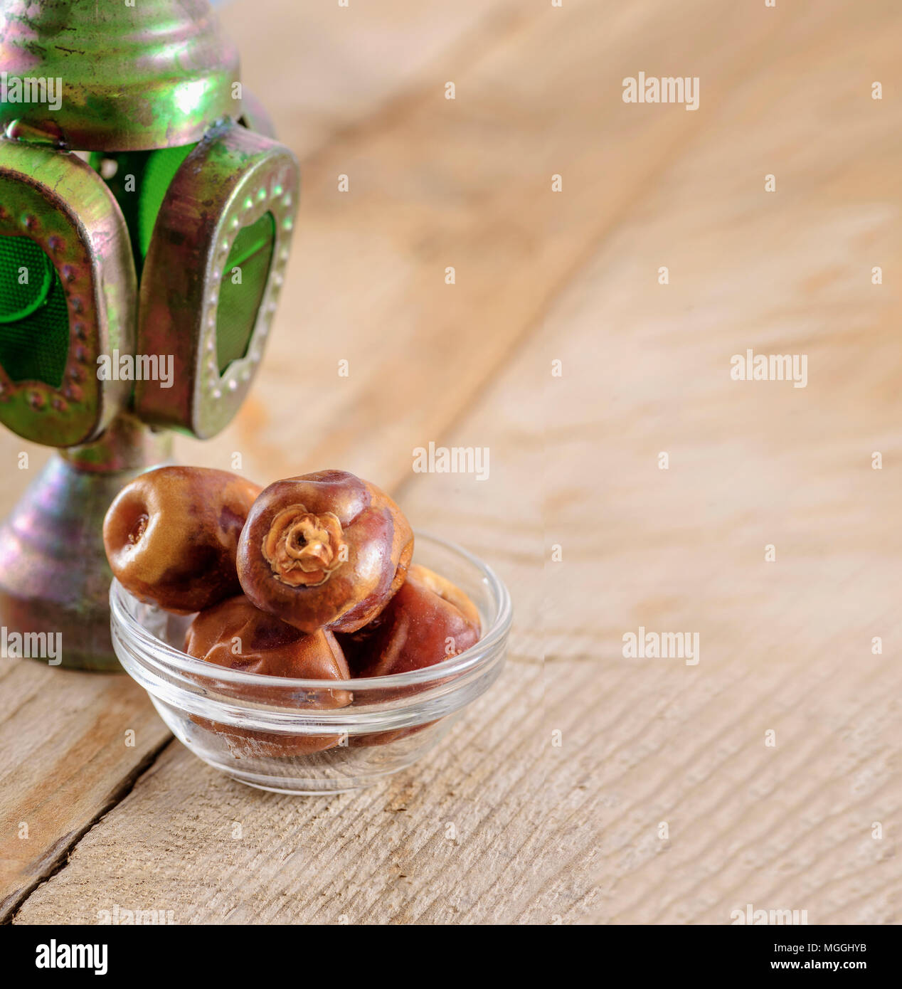 Ramadan Lanter tradicionales y las fechas en la tabla Foto de stock