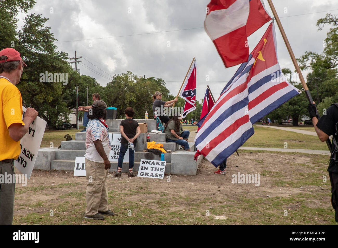 Nueva Orleáns, Louisiana - Llevar diversas banderas confederadas, un pequeño grupo mantiene una vigilia en el lugar donde una estatua de Jefferson Davis fue eliminado en Foto de stock