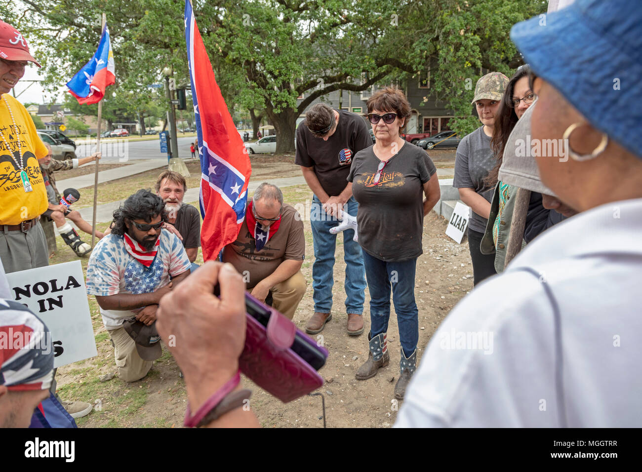 Nueva Orleáns, Louisiana - Llevar diversas banderas confederadas, un pequeño grupo que reza en el sitio donde una estatua de Jefferson Davis fue retirado en 2017. Je Foto de stock