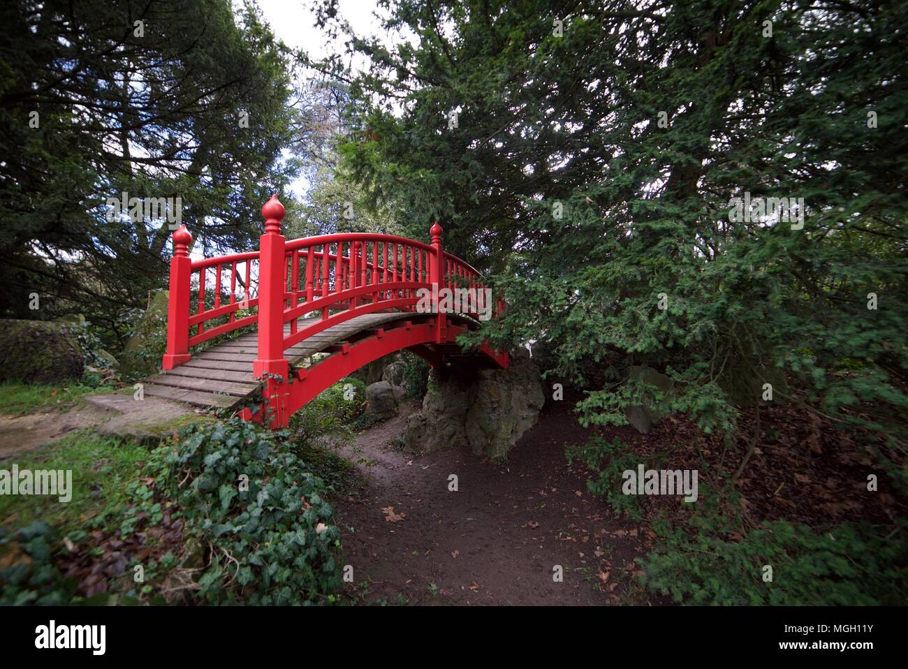 Puente de madera roja tradicional asiática en parc Boulogne-Edmond de Rothschild Foto de stock