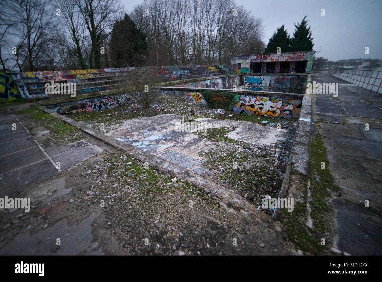 Piscine abandonnée compiegne, la piscina dejaron abandonados a decaer ahora cubiertos de graffiti Foto de stock
