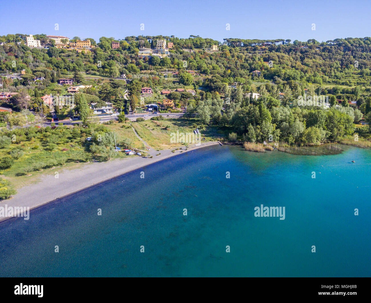 Vista panorámica de la costa del Lago de Albano, Provincia de Roma, Lacio, Italia central. Foto de stock
