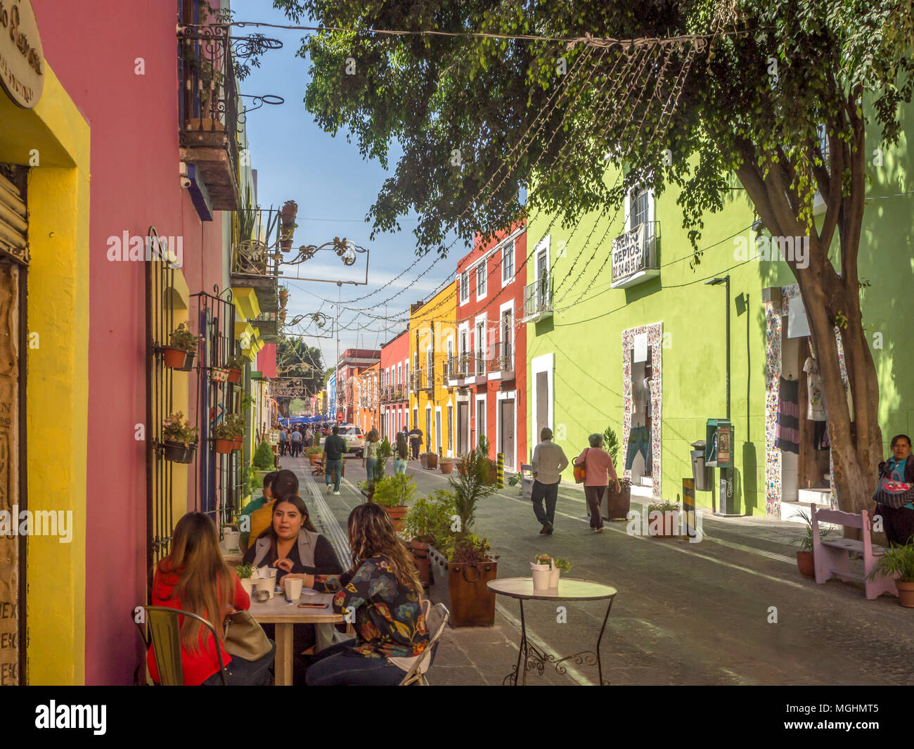 Puebla, México, América del Sur - Enero 2018: [calles de la ciudad de Puebla, navidad dedcoration, restaurantes y personas] Foto de stock