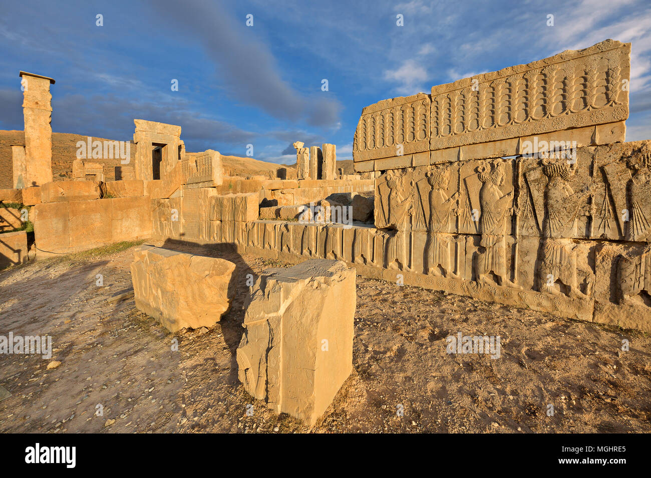 Sitio persa de Persépolis, en Irán, en el atardecer. Foto de stock