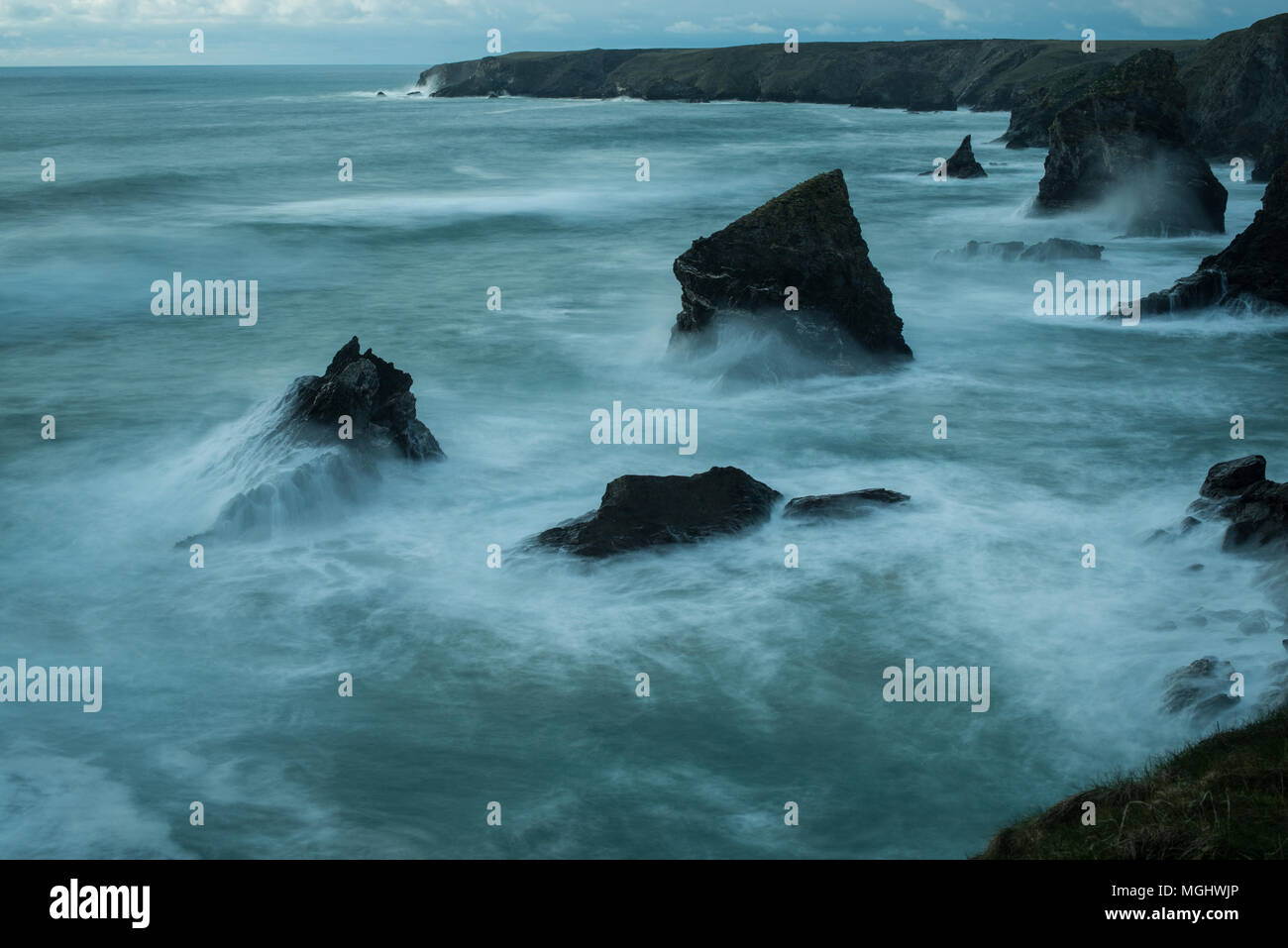 La fantasmal olas rompiendo sobre las rocas en Bedruthan, North Cornwall Foto de stock