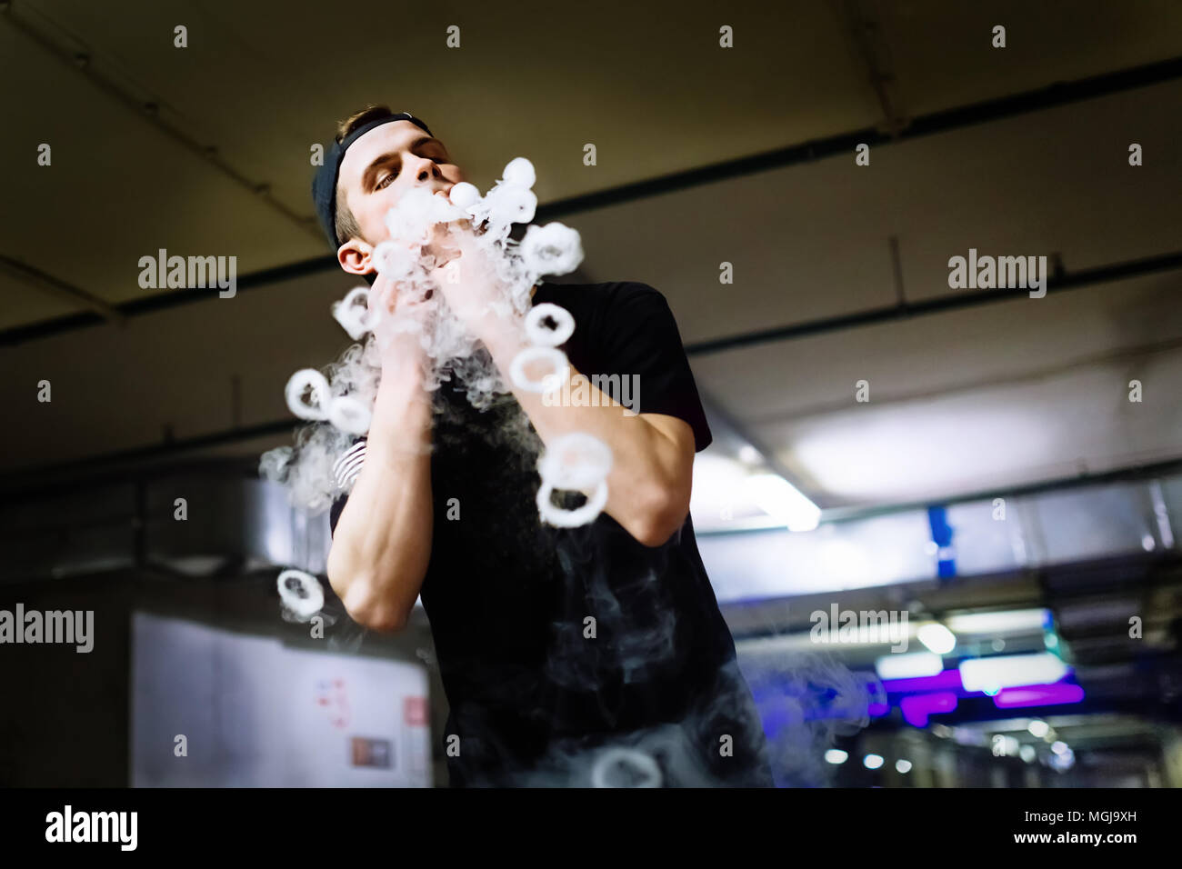 Pac Man en el humo de un cigarrillo electrónico y libera nubes de vapor, realizar diversos tipos de trucos vaping Foto de stock
