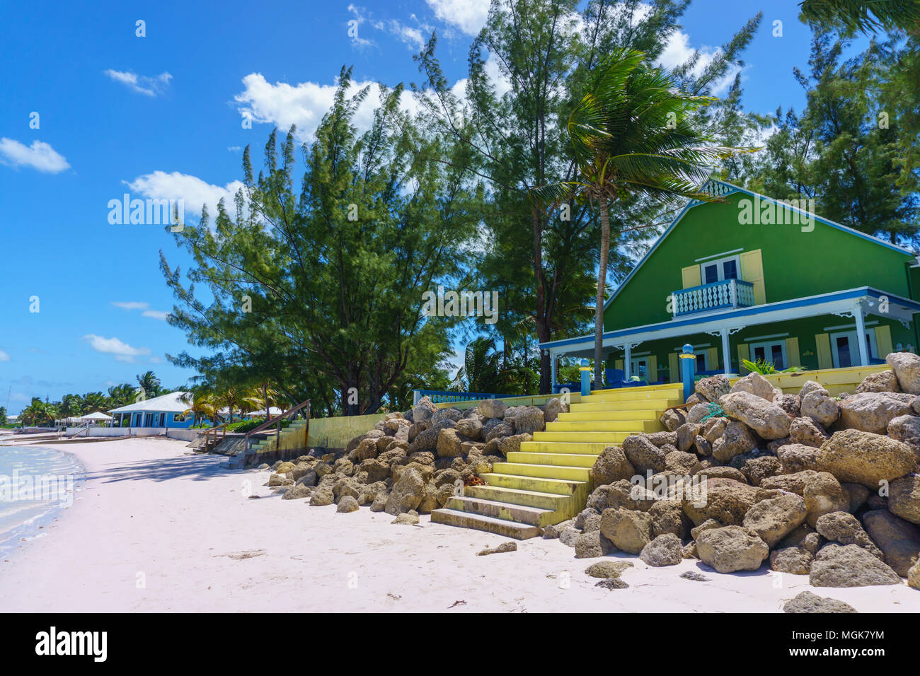 Bahamas - un vívido casa verde con amarillo medidas conducentes a una playa de arena blanca perfecta Foto de stock