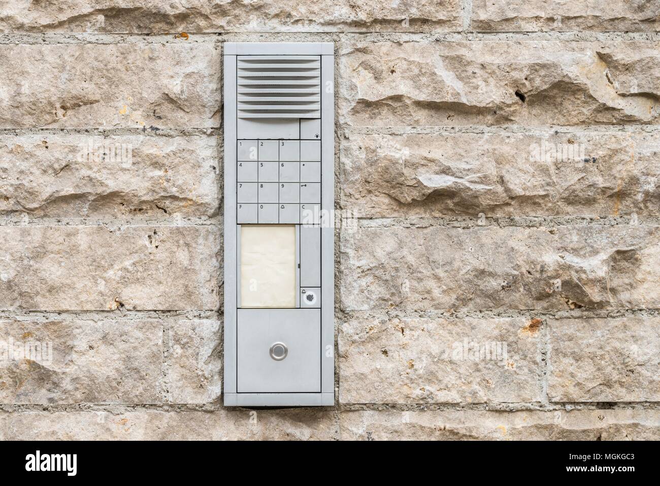 Instalación de un timbre en el interior de la casa por fuera de la pared. 