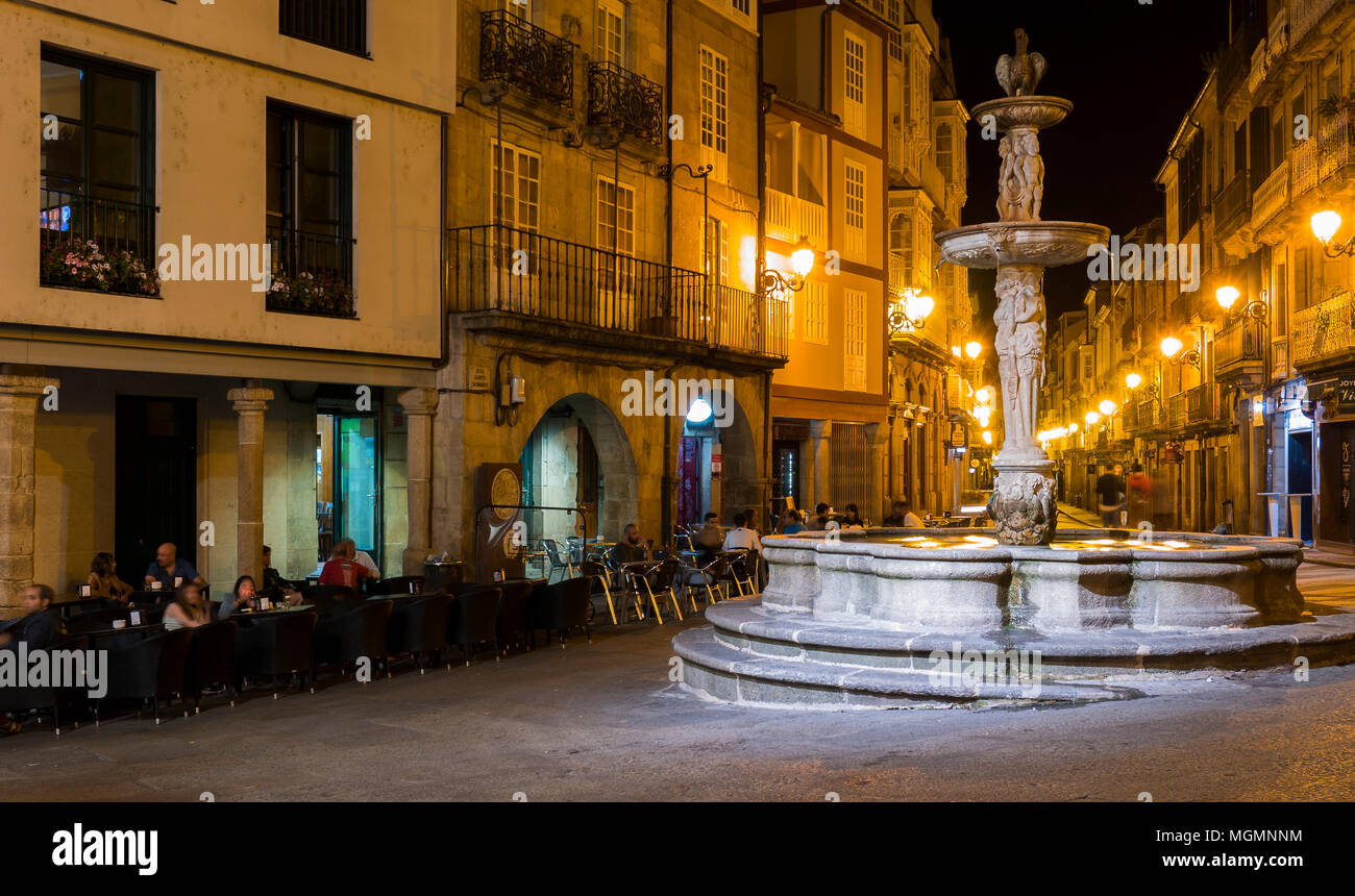 La Plaza del hierro (plaza do Ferro) y la calle de Santo Domingo. Ourense.  Galicia. España Fotografía de stock - Alamy