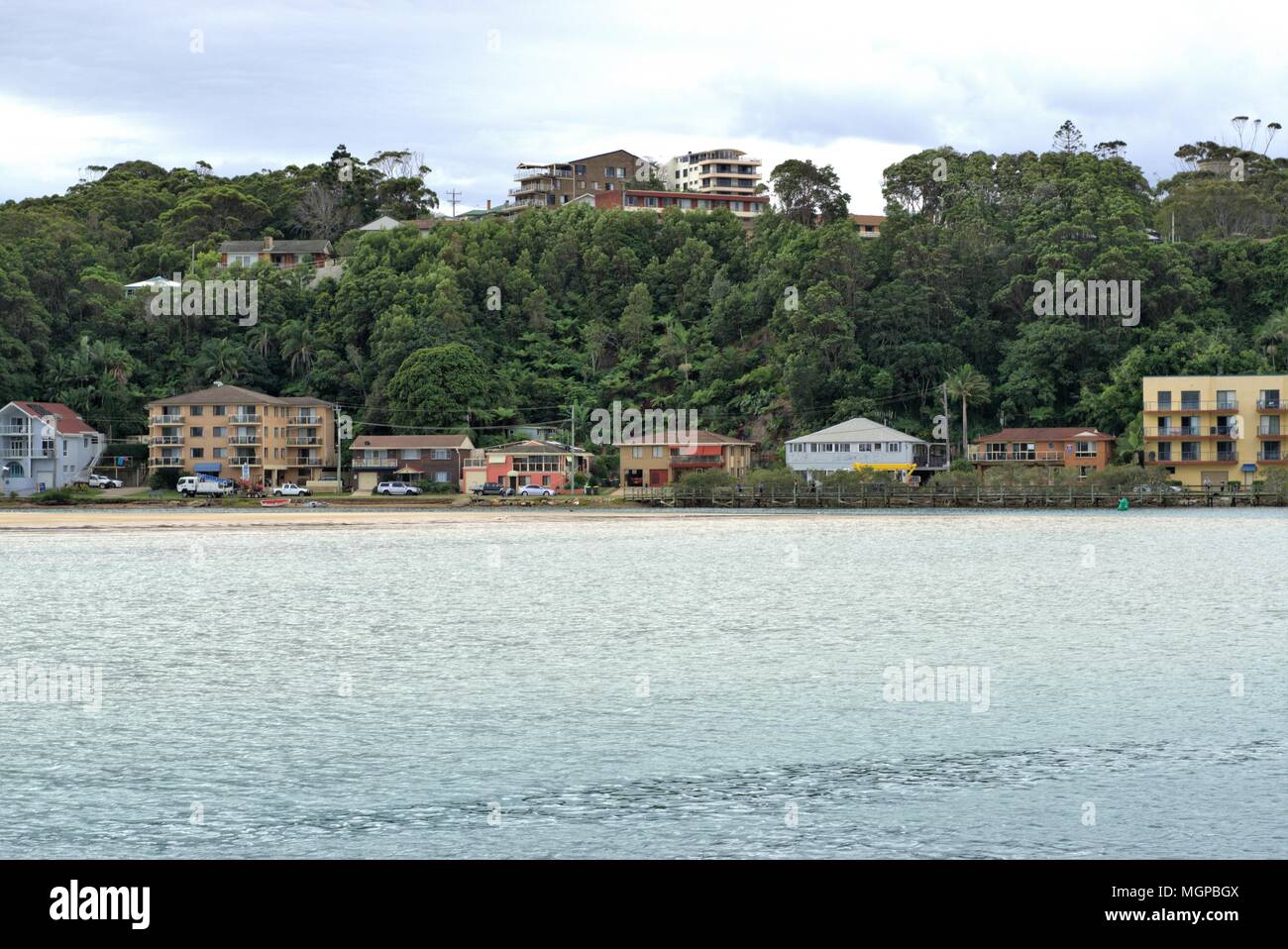 Waterfront casas en Australia hacia Río Foto de stock