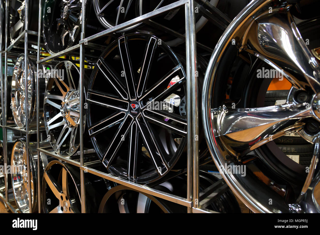 Vancouver, British Columbia, Canadá - 8 de marzo de 2018: escaparate de las  llantas de las ruedas de coche brillante Fotografía de stock - Alamy