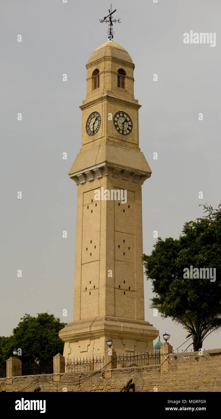 Qishleh hora y situado a orillas del río Tigris en Bagdad ,el reloj más  antiguo de Irak ,donde fue construido en los Abasidas , ahora renovado a  Fotografía de stock - Alamy