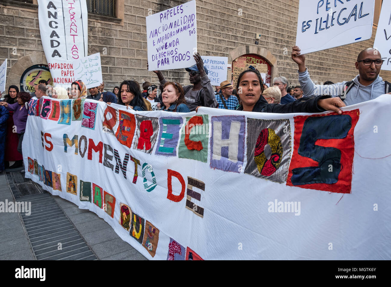 Barcelona, España. 28 abr, 2018. Una gran pancarta hecha a mano con trozos ropa con el texto "Exigimos derechos, es tiempo para cuidar a quienes cuidan'. Durante los últimos siete
