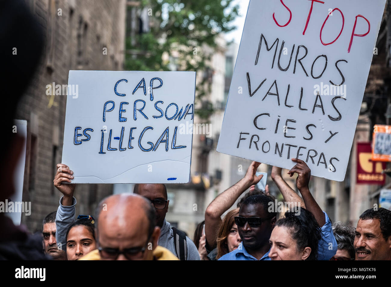 Barcelona, España. 28 abr, 2018. Varios manifestantes visto mostrando carteles pro derechos de inmigrantes y refugiados en Barcelona. Durante los últimos siete días, de inmigrantes "indocumentados" personas han sido encerrados en