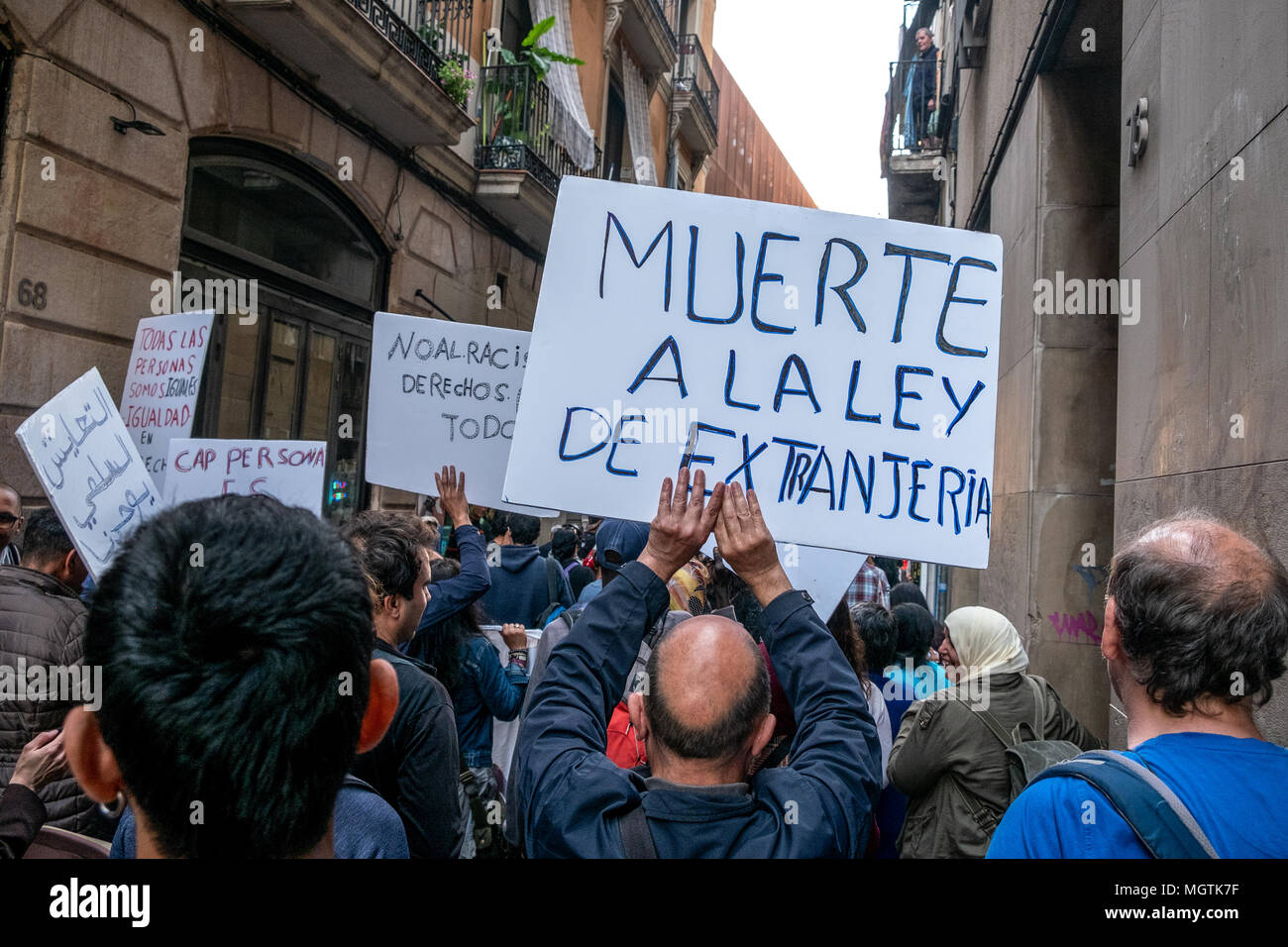 Barcelona, España. 28 abr, 2018. Varios manifestantes se ven mostrando carteles pro derechos de y refugiados en Barcelona. Durante los últimos siete decenas de inmigrantes "indocumentados" personas han sido