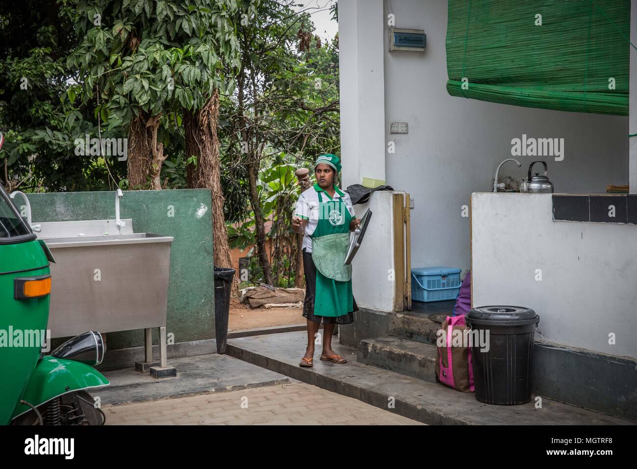Kandy, Sri Lanka. 15 Feb, 2018. Un trabajador toma un descanso durante su turno en la Hela Bojun Hala Kundasale café en el suburbio de la ciudad de Kandy, Sri Lanka, el jueves, 15 de febrero de 2018.Hela Bojun tribunales alimentos, esparcidos por toda la isla nación, son las cocinas abiertas que sirven comida tradicional de Sri Lanka a precios subvencionados. Están financiados por el gobierno de Sri Lanka, y fueron creados para promover la producción local y a la potenciación de la mujer. Crédito: Tracy Barbutes/Zuma alambre/Alamy Live News Foto de stock