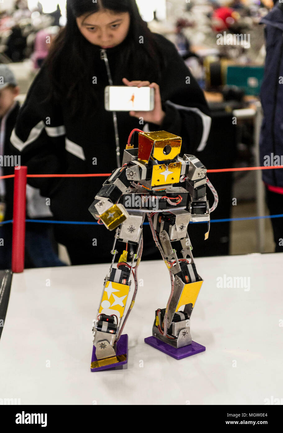 En Pleasanton, California, USA. 28 abr, 2018. Un baile del robot, en la 14ª  RoboGames, la más grande del mundo abierto concurso de robots. Crédito:  Brian Cahn/Zuma alambre/Alamy Live News Fotografía de