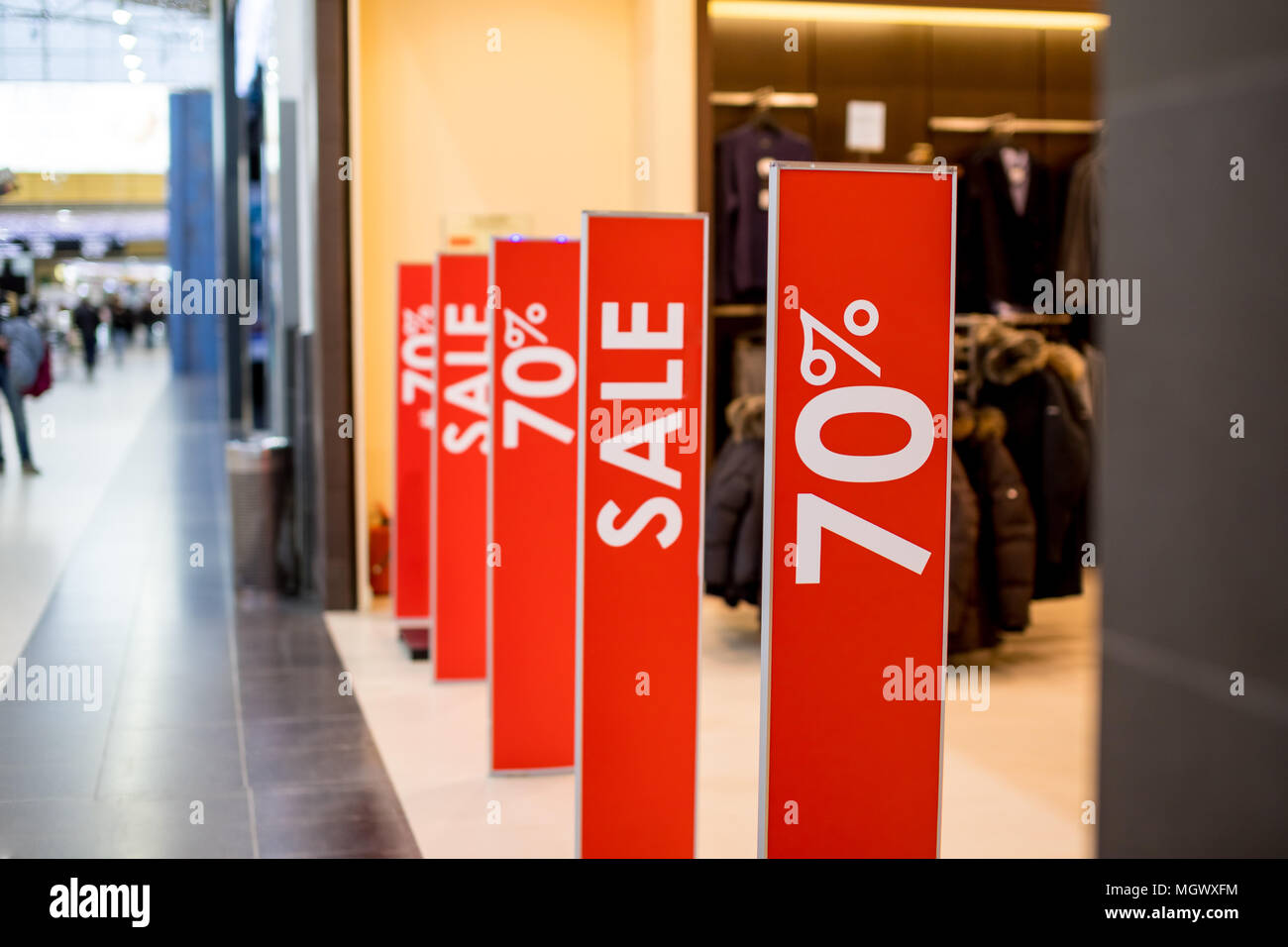 Imagen comercial de una señal de venta en una tienda de ropa   comercial de un signo final de venta en una tienda de ropa. Tiendas de  descuento y de concepto Fotografía