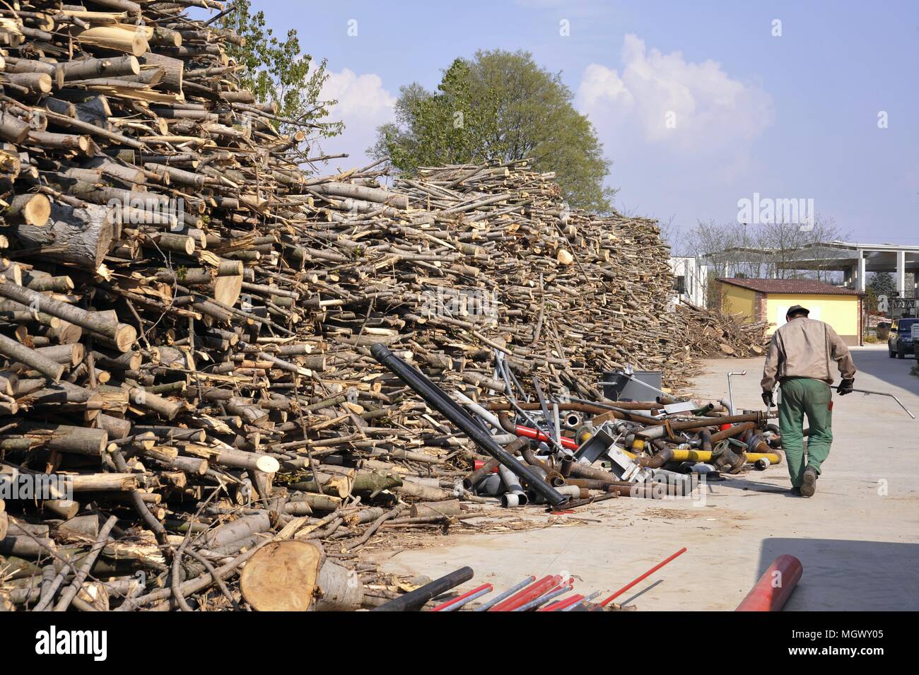 Planta para la explotación de la biomasa (residuos de madera) para producir electricidad, agua caliente para calefacción y pellets (combustible ecológico), de Abbiategrasso, Milan, Italia. Foto de stock