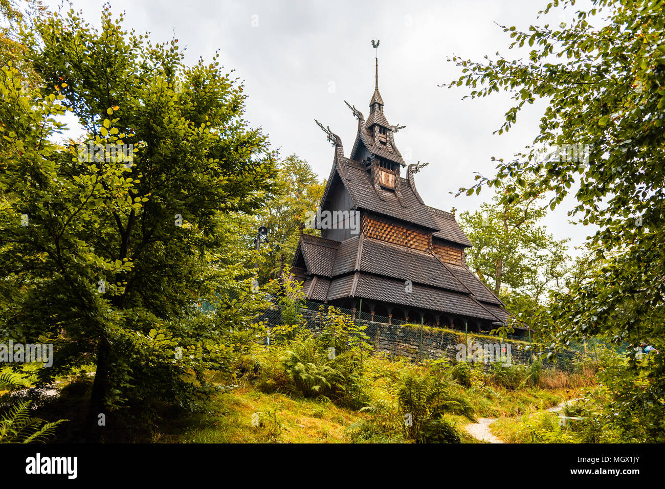 Noruega iglesia de madera cerca de Bergen (Stabkirche Fantoft Fotografía de  stock - Alamy