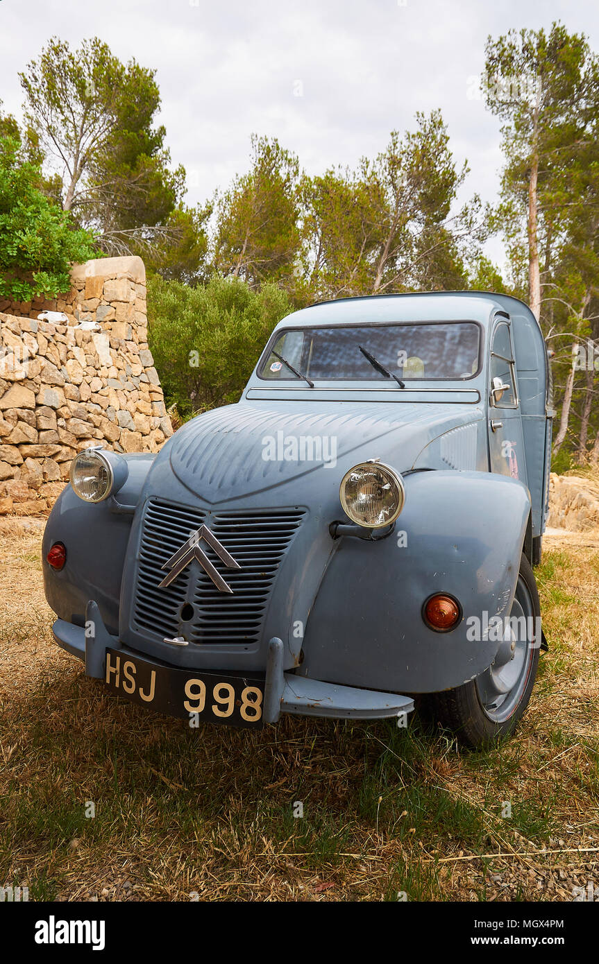 2cv Citroen 2cv Fotos E Imagenes De Stock Alamy