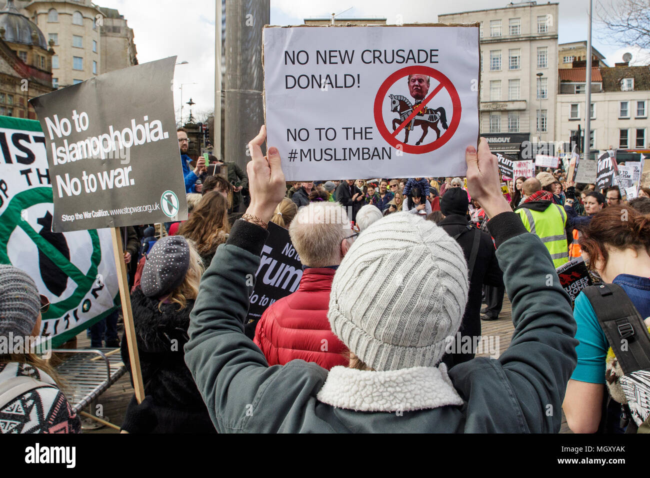 Bristol, Reino Unido, 04-02-17 que los manifestantes llevaban carteles anti trump se muestren en una marcha de protesta contra el Presidente Trump musulmana de prohibición y visita de estado Foto de stock