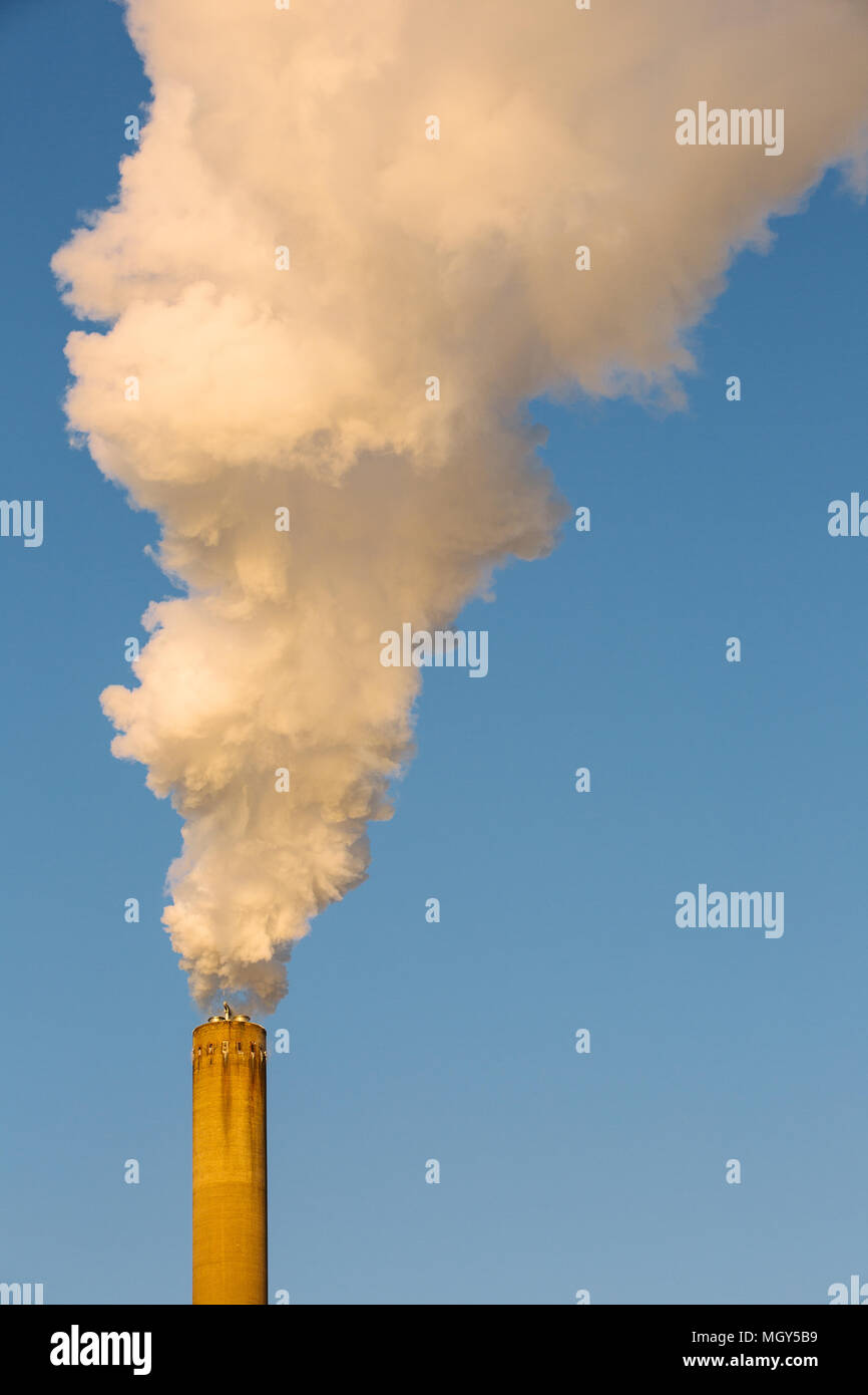 Fumar chimenea contra el cielo azul,Munkkisaari,Helsinki,Finlandia,Europa Foto de stock