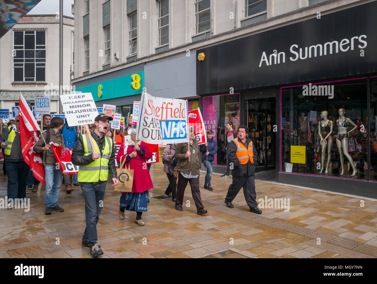 Los manifestantes sosteniendo pancartas y carteles marchando últimos  modelos en ventana de Ann Summers tienda en el páramo en la Sheffield  guardar nuestra protesta NHS Fotografía de stock - Alamy