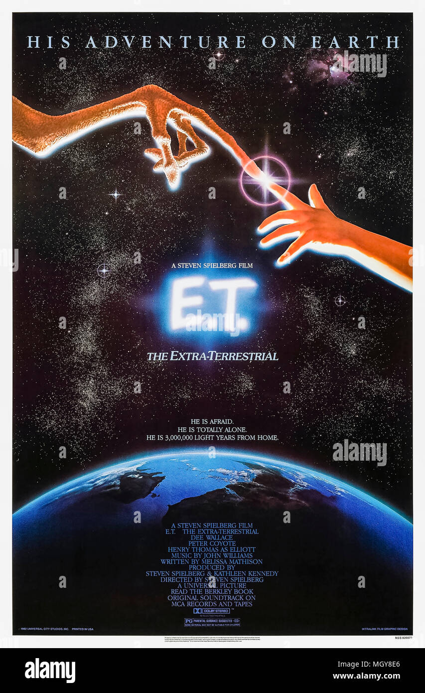 E.T. el Extra-terrestre (1982), dirigida por Steven Spielberg y protagonizada por Henry Thomas, Drew Barrymore y Peter Coyote. Un chico se hace amiga de un extranjero Accidentalmente dejé detrás en la tierra. Foto de stock