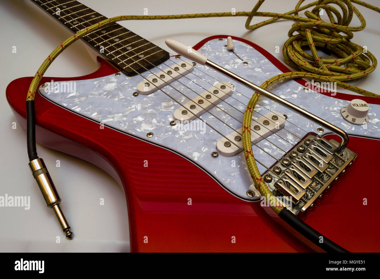 Guitarra eléctrica de color rojo y amarillo vintage largo cable de conexión  para conectar a un amplificador. Instrumento musical con detalles y aislado  sobre fondo blanco Fotografía de stock - Alamy
