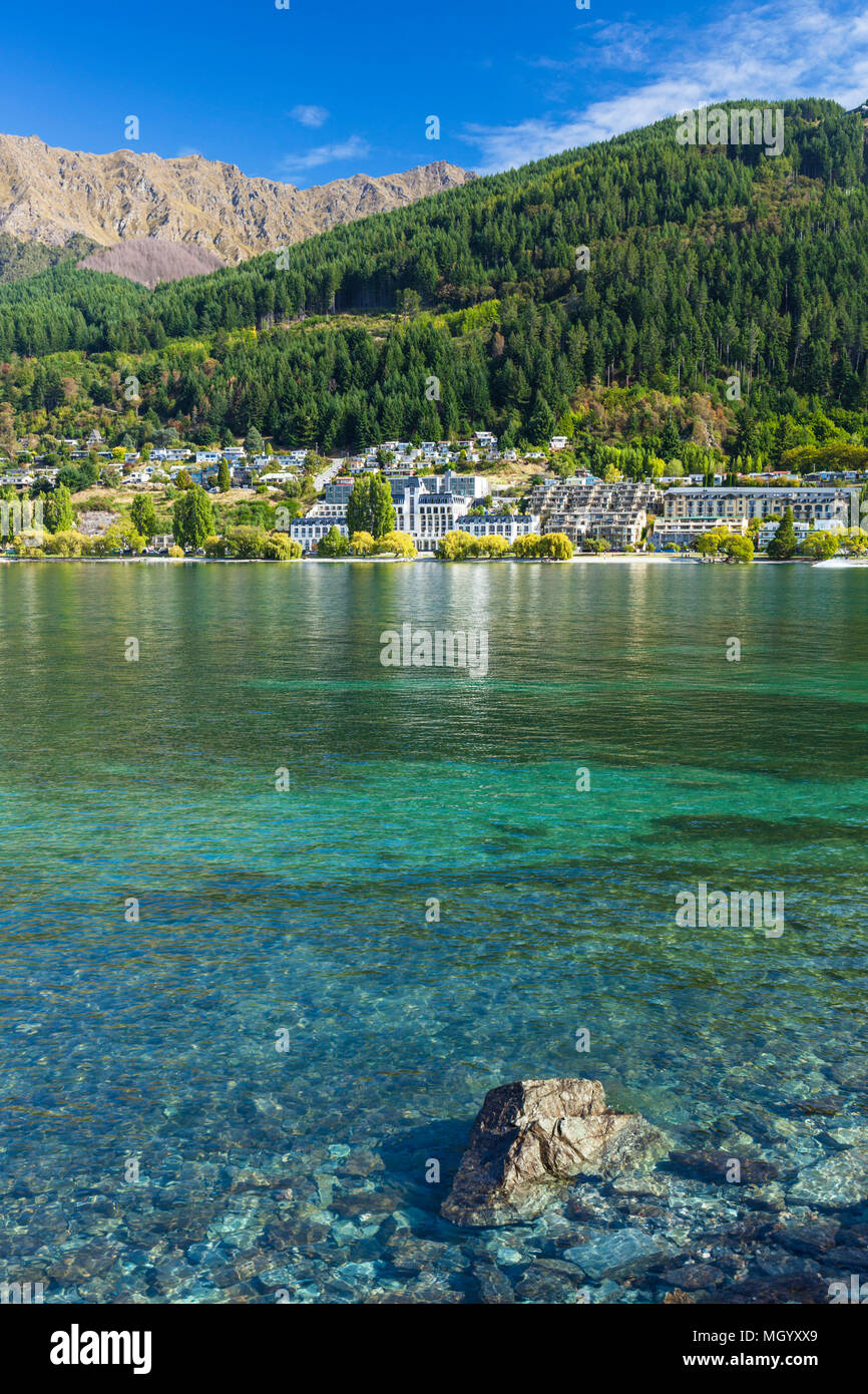 Queenstown, Isla del Sur, Nueva Zelanda vista de hoteles y empresas en Lake Esplanade queenstown al borde del lago Wakatipu de Queenstown, Nueva Zelanda Foto de stock