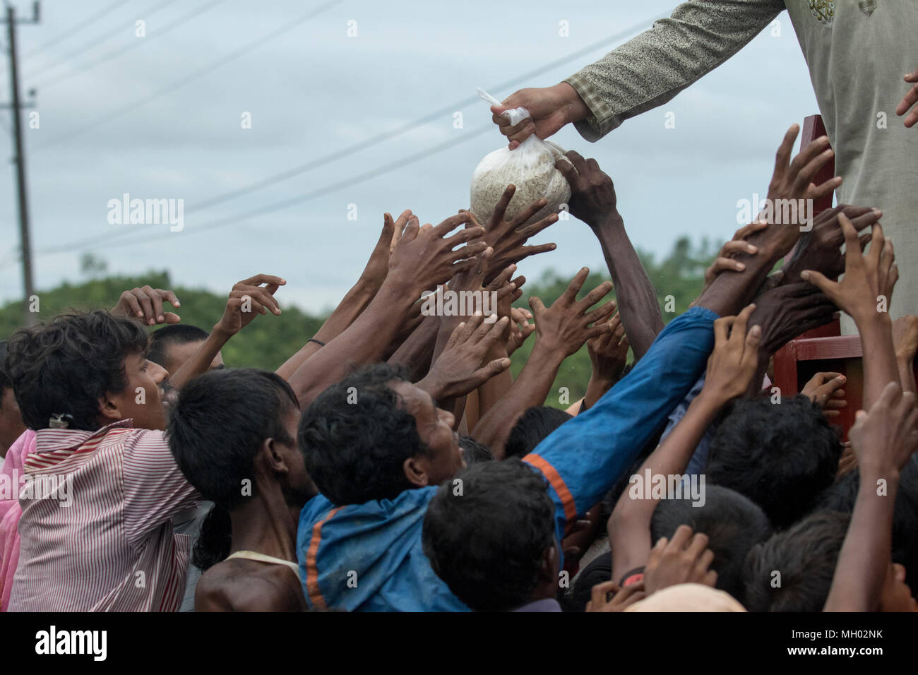 Los refugiados rohingya se pelean por los materiales de socorro a Ukhia en Cox's Bazar, Bangladesh Foto de stock