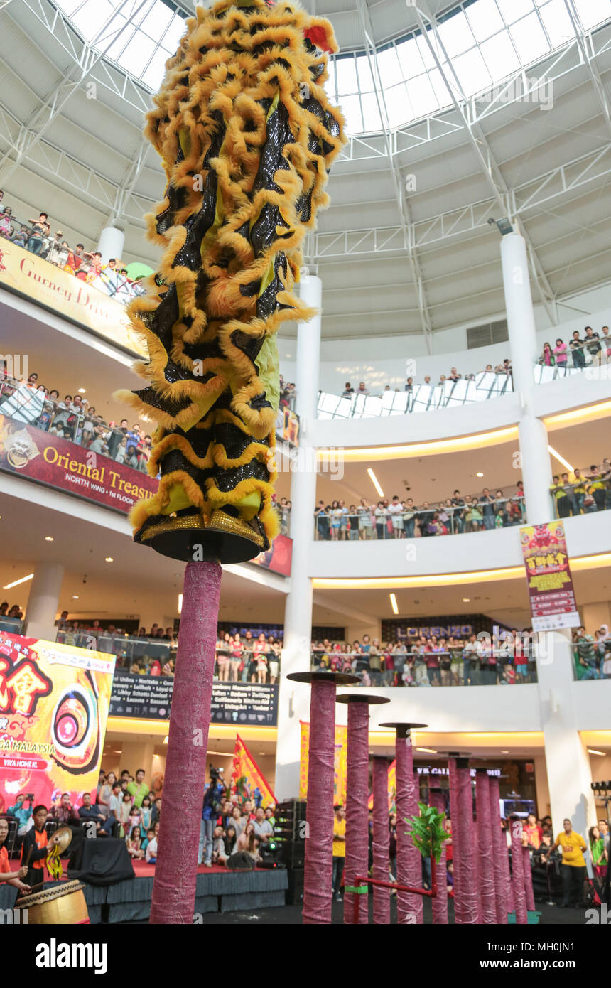 La danza del león en poste en VIVA HOME shopping mall en Kuala Lumpur,  Malasia Fotografía de stock - Alamy