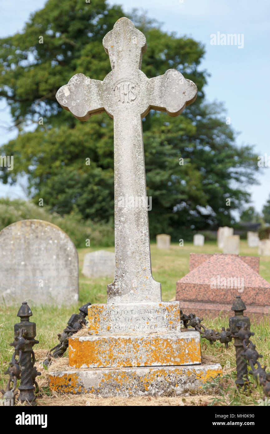 Cruz de piedra en la Iglesia de San Miguel, Monte Theydon, Essex, Inglaterra. Foto de stock