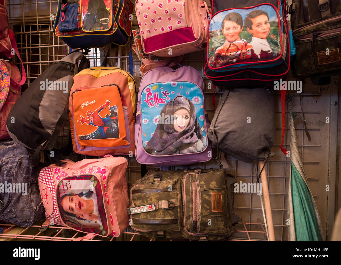 Mochilas escolares para la venta en el zoco, provincia de Riad en Riad,  Arabia Saudita Fotografía de stock - Alamy