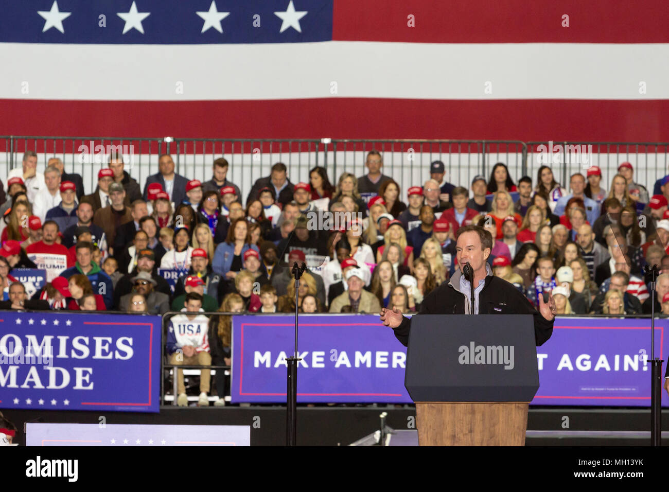 Washington Township, Michigan - Michigan Procurador General Bill Schuette, habla en la campaña del presidente Donald Trump rally en el Condado de Macomb, Michigan. Foto de stock
